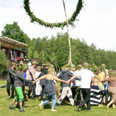 midsummer-dance