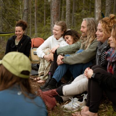 Two-week yoga retreat in Sweden: Seva guests at the lake at Shambala